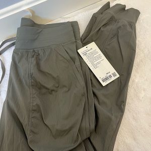 Lulu lemon joggers with tags never worn size 8